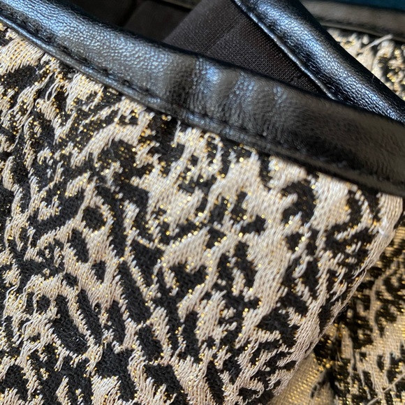 Leather pretty gold sparkle ✨ and black skirt - Picture 6 of 7